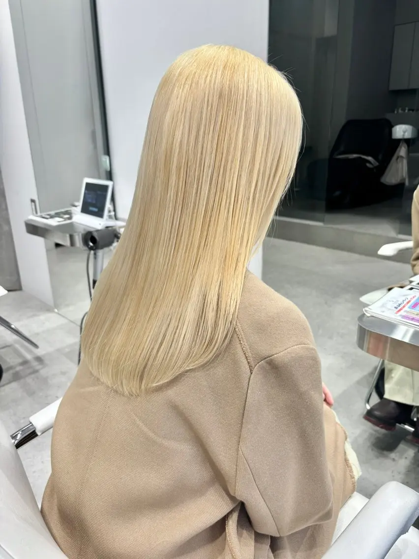 ロング カラー 抜きっぱなしブロンド ブロンド iLi 《イリ》のヘアスタイル