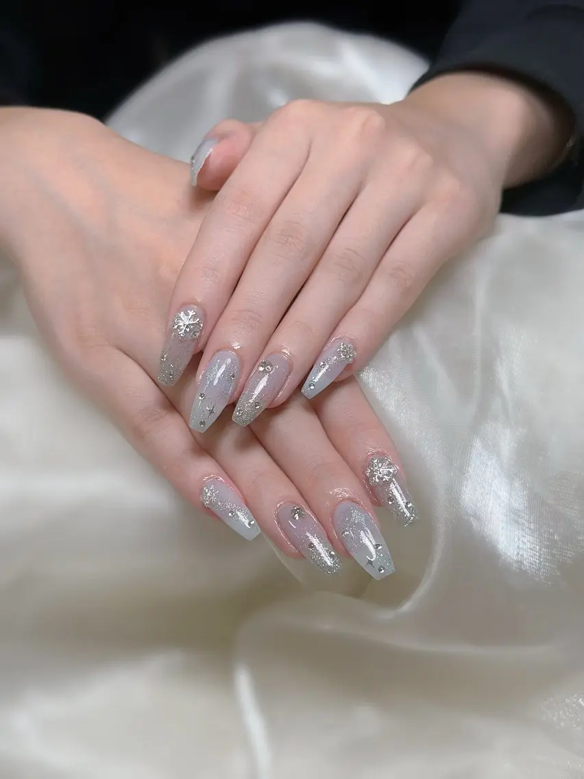 ネイル キラキラネイル 冬ネイル ハンドネイル Maggie nailクロのネイルデザイン