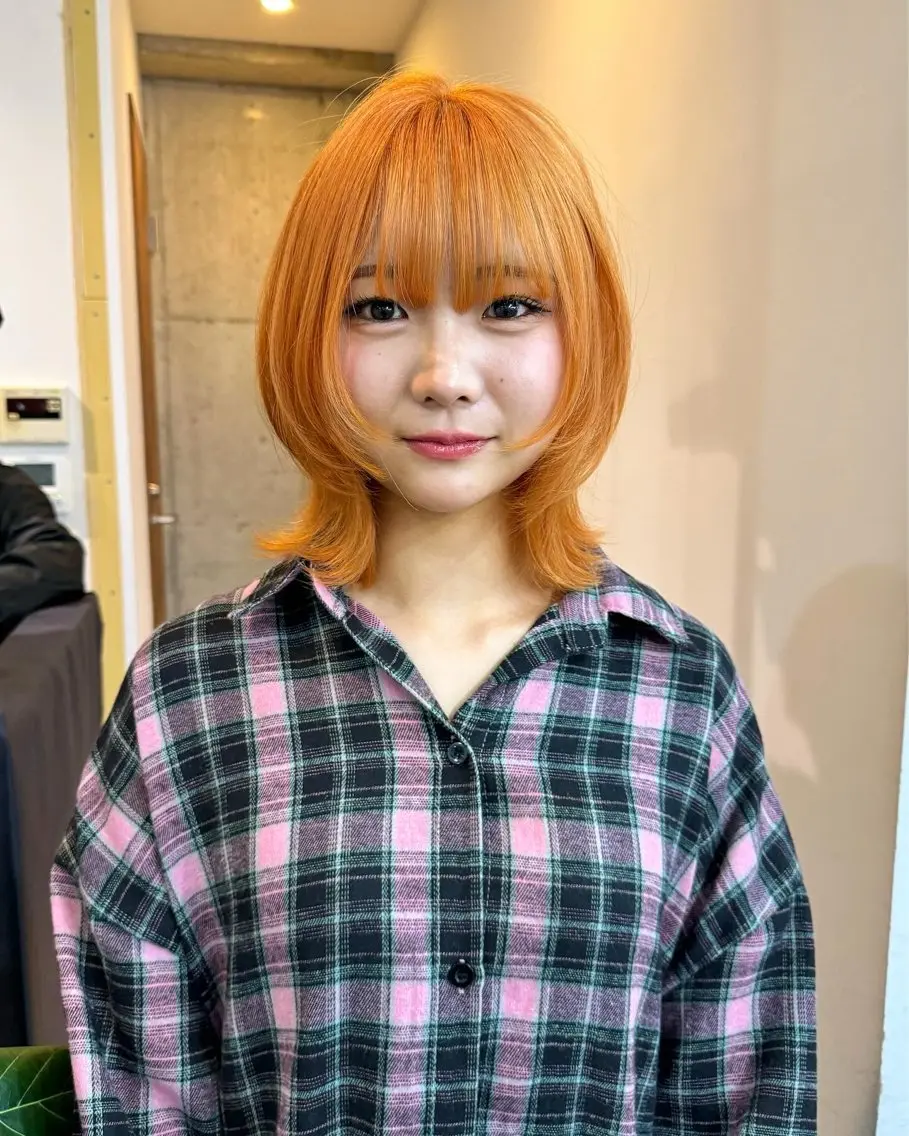 ミディアム カラー ベージュカラー オレンジ オレンジベージュ ヘアカラー トリートメント 切りっぱなしボブ/ ブリーチカラー/大塚のヘアスタイル