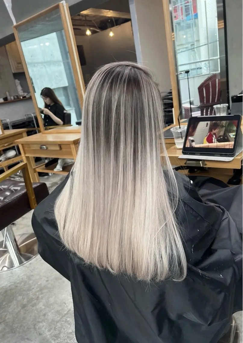 ロング カラー バレイヤージュ シルバー ホワイトシルバー レイヤーカット 指名数No.1 /NAOYAのヘアスタイル