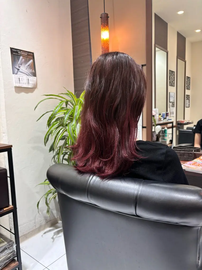 ロング カラー ブリーチ カシス グラデーションカラー レイヤーカット カット ヘアカラー 小野 友暉のヘアスタイル