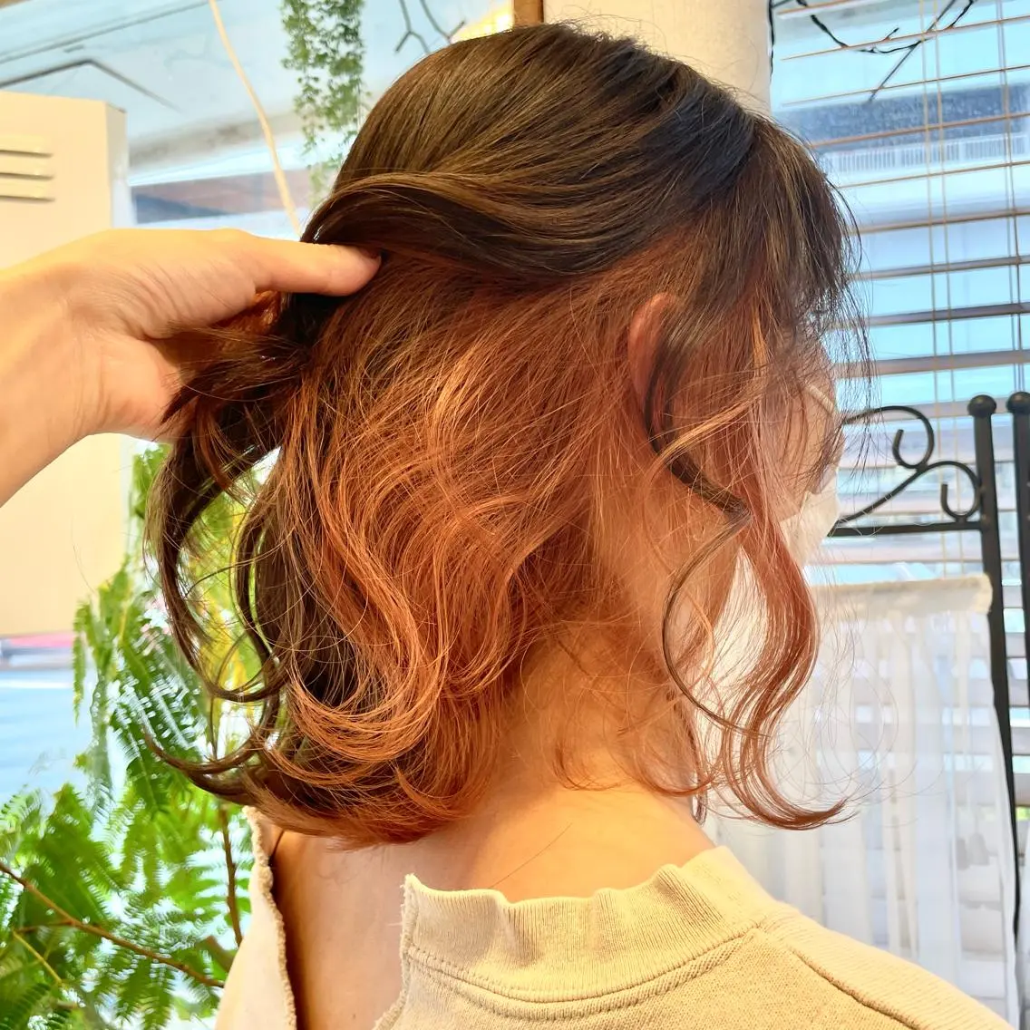 ミディアム カラー インナーカラー 推し ブリーチ 髪質改善のヘアスタイル