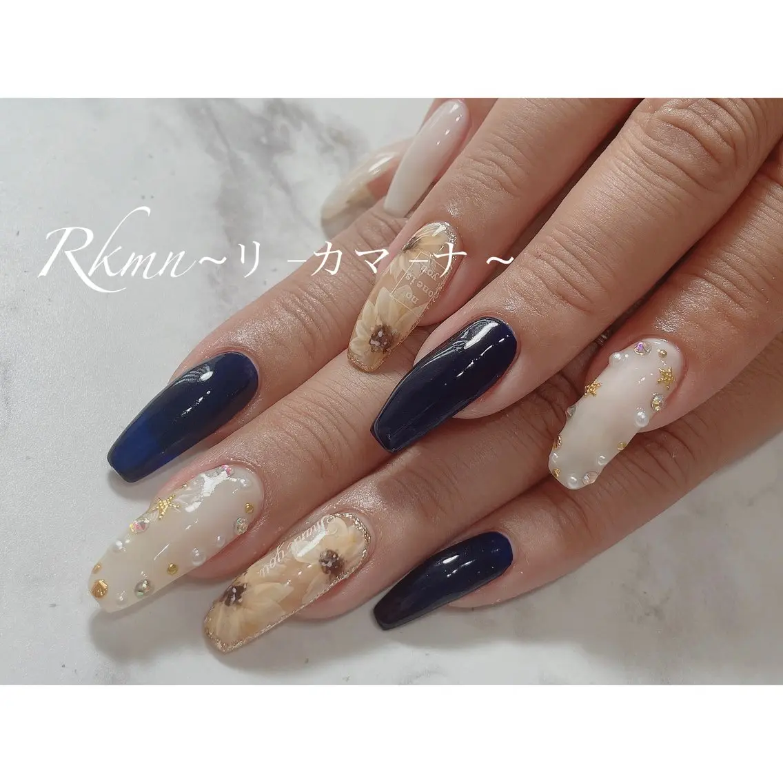 ネイル アートネイル フラワーネイル ネイビー 春ネイル ハンドネイル フットネイル ハンドケア Rkmn ~リ-カマ-ナ~のネイルデザイン