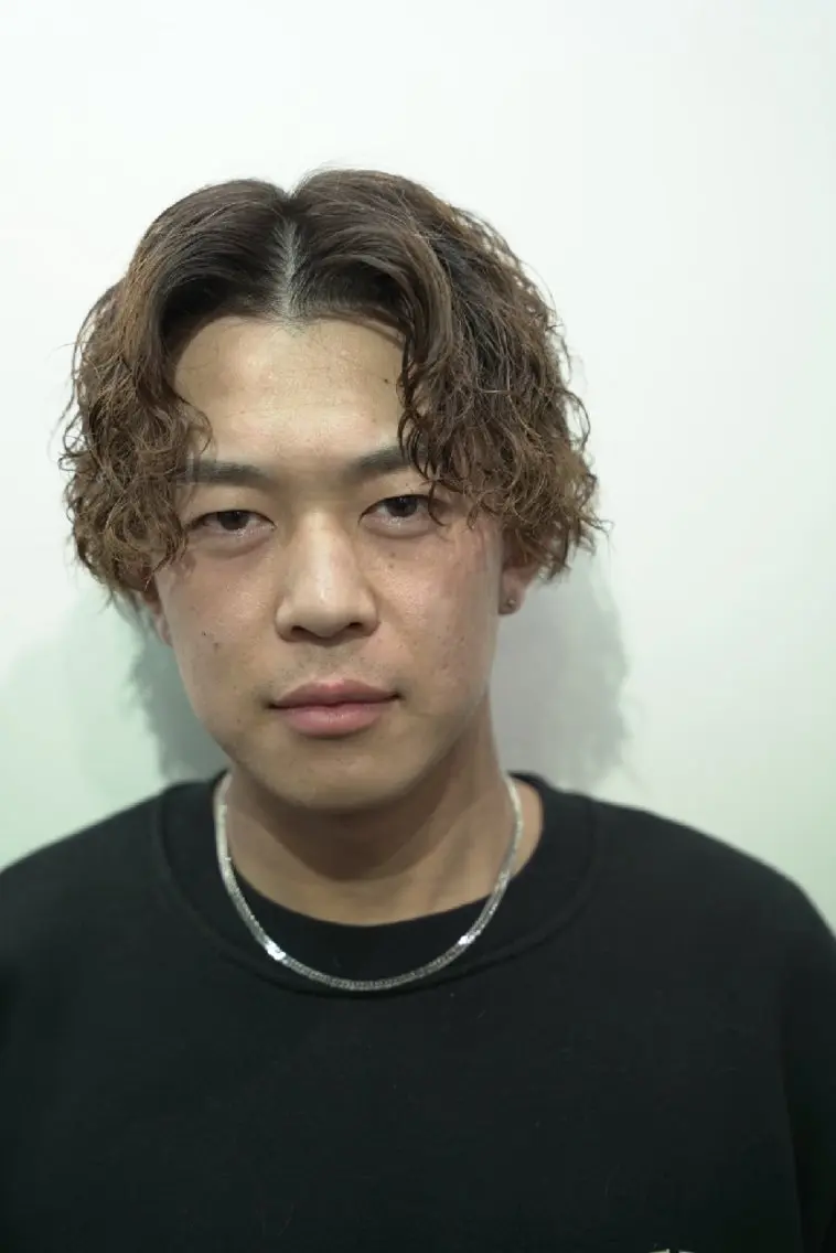 ミディアム パーマ メンズ ミディアムパーマ メンズパーマ ツイストスパイラルパーマ スパイラルパーマ メンズ特化 石田はるむのヘアスタイル