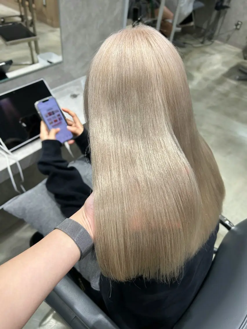 ミディアム カラー ベージュカラー ブリーチ ホワイトベージュ 新宿/ミルクティー/ カットモデル/のりかのヘアスタイル