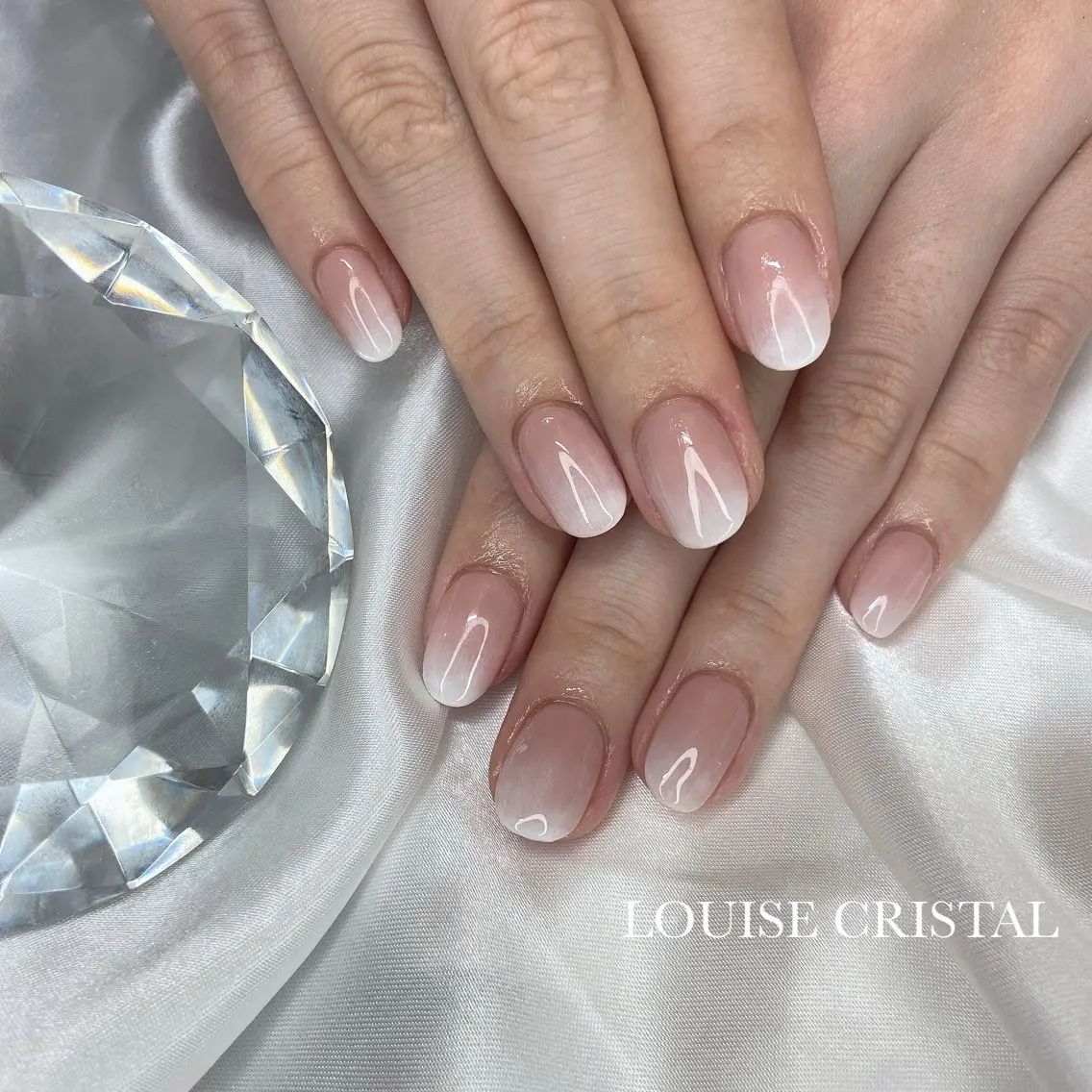 ネイル グラデーション ホワイト ハンドネイル LOUISE CRYSTALのネイルデザイン