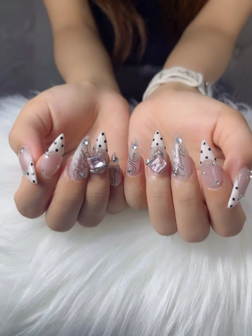 ネイル チークネイル ドット フレンチネイル グラデーション 韓国ネイル ハンドネイル Nie Nail Hinatachanのネイルデザイン