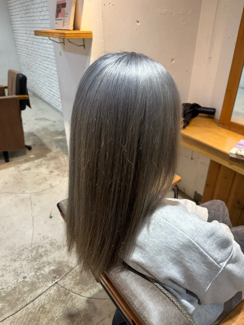 ロング カラー グレージュ 透明感カラー 大浦偉央のヘアスタイル