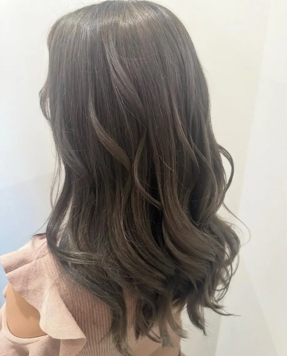 ロング カラー ブリーチ グレージュ 白垣 凛のヘアスタイル