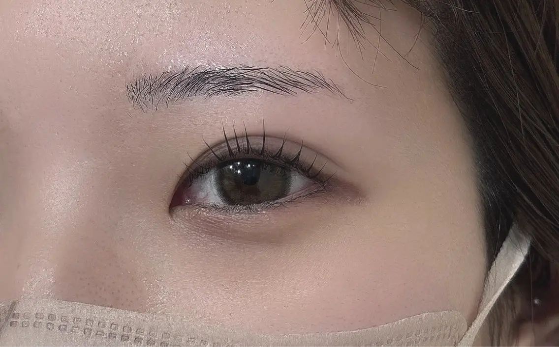 マツエク・マツパ カラーマツエク une FEMINの眉毛・アイブロウイメージ