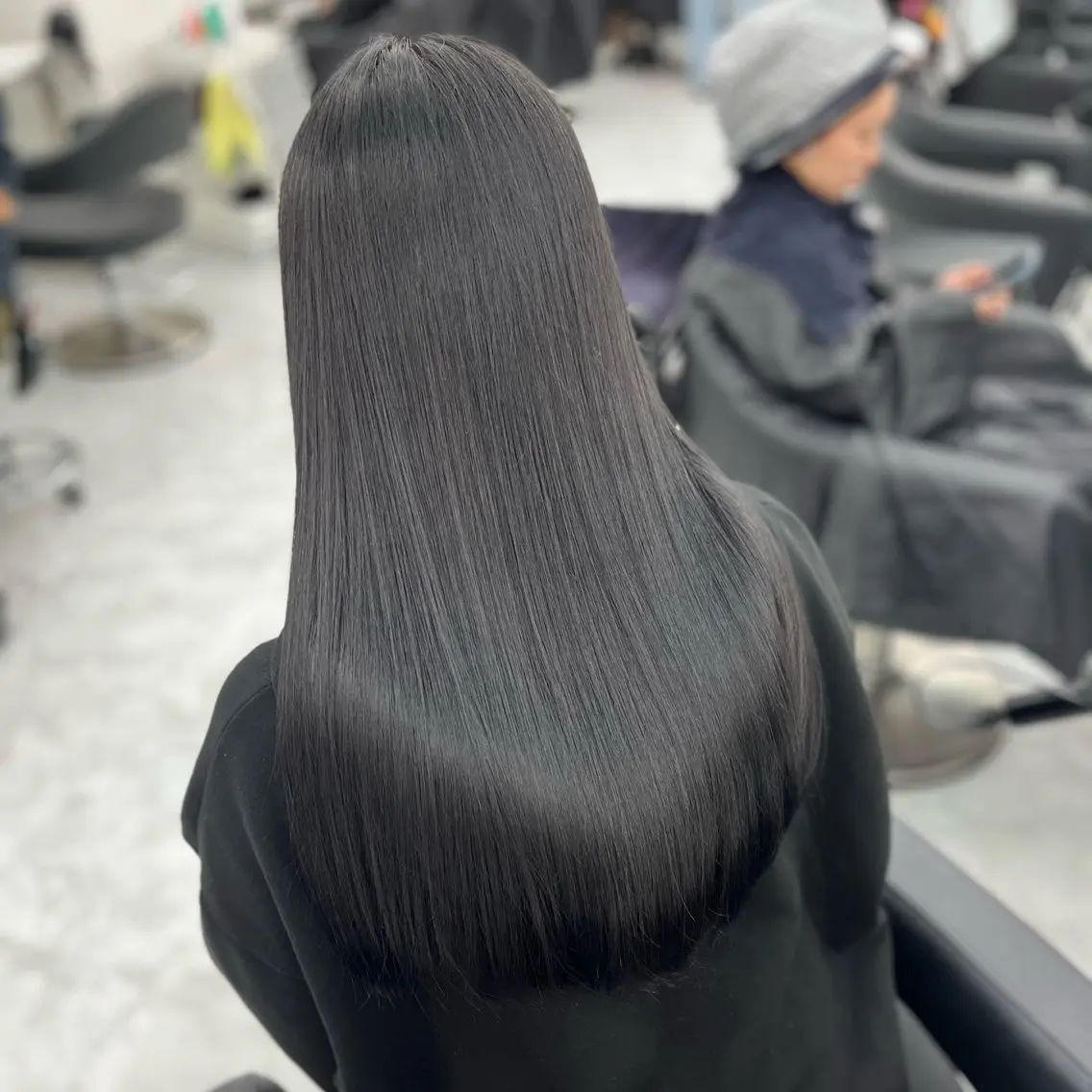 ロング カラー パーマ ヘアアレンジ メンズ キッズ メンズ韓国風 黒髪 ブルーカラー ブルーブラック ブラウンカラー 髪質改善Ⅰ透明感 艶カラーⅠたつやのヘアスタイル