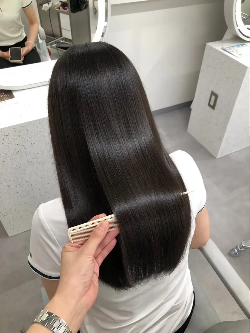 セミロング 縮毛矯正 岡本 愛梨のヘアスタイル