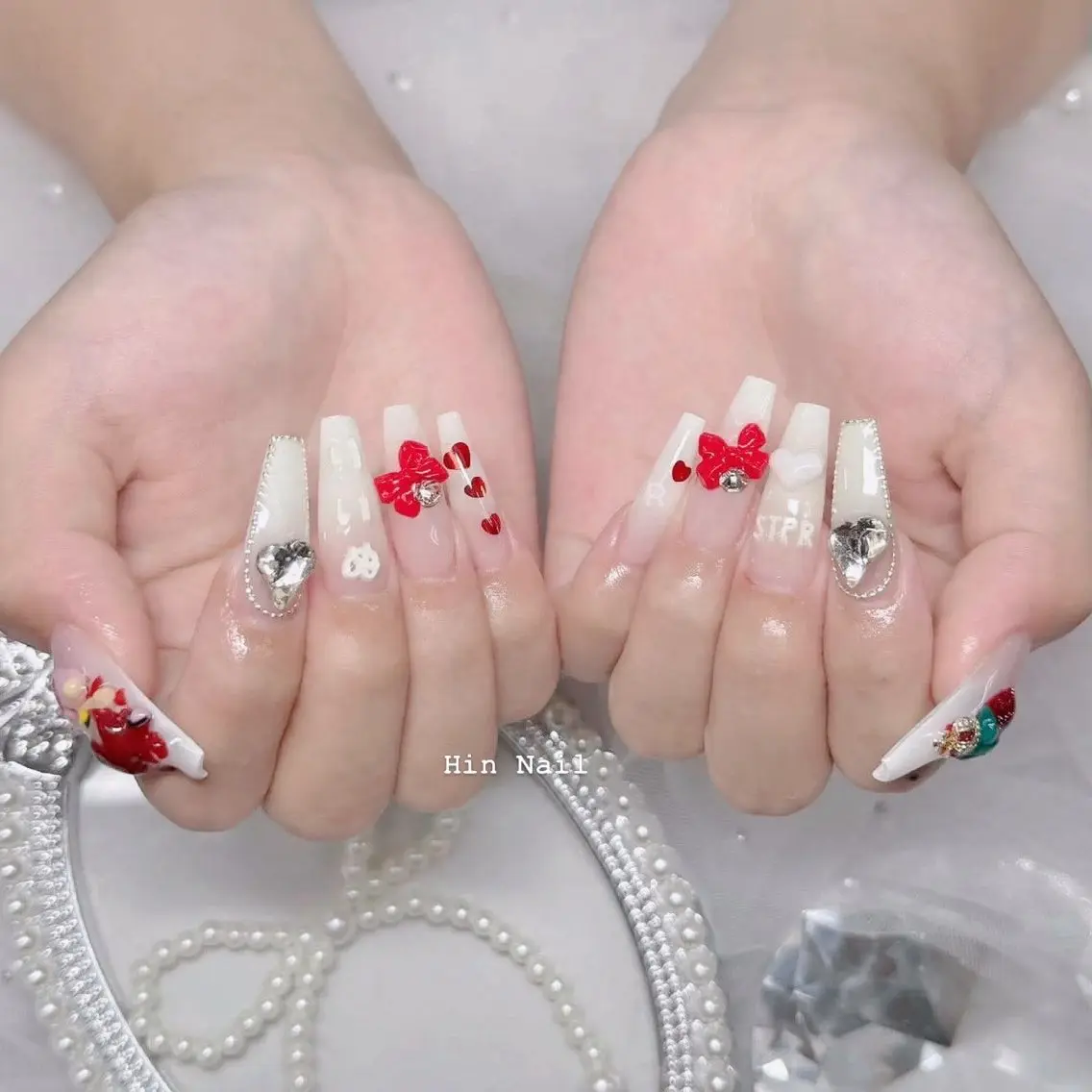 ネイル チークネイル ドット フットネイル フレンチネイル グラデーション ハンドネイル HIN NAILのネイルデザイン