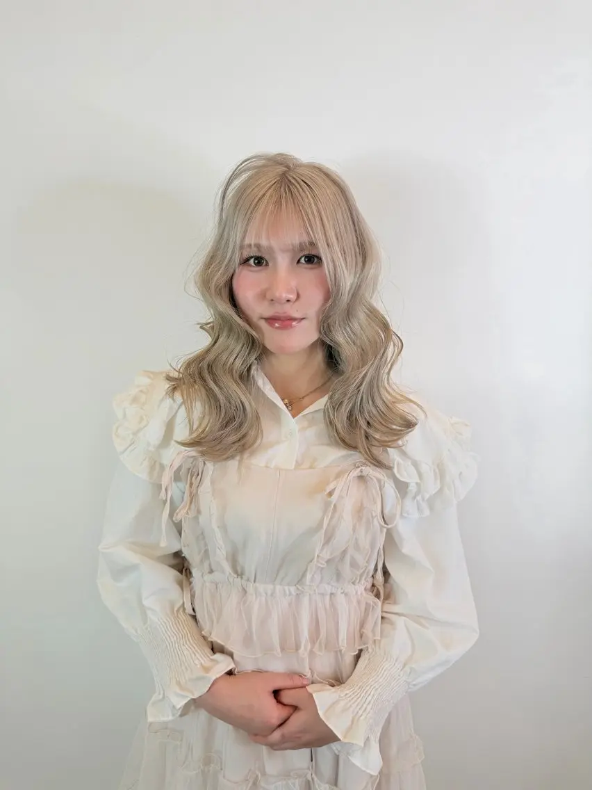 ロング カラー ブリーチ ヘアカラー 萩原 紗妃のヘアスタイル