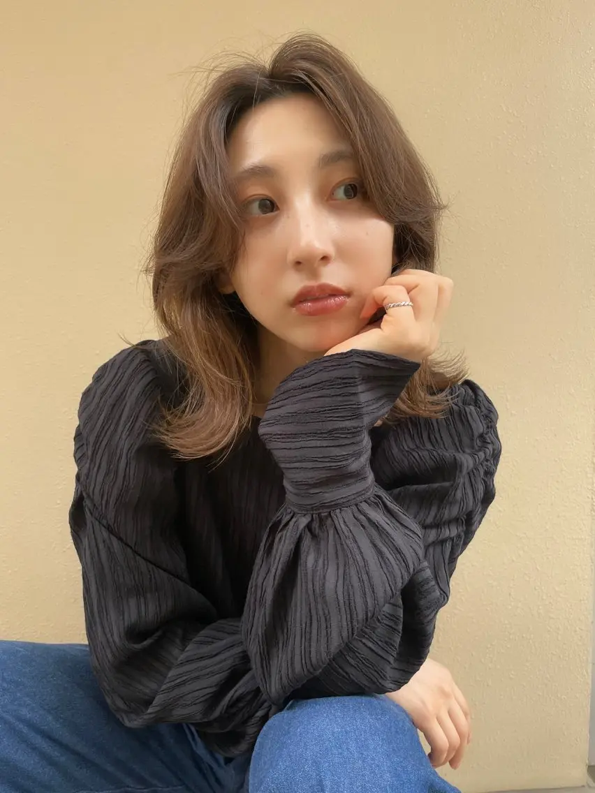 ミディアム カラー ハイライトカラー 顔まわりレイヤー ハイライト レイヤーカット ARISA 学芸大学/海外ヘアのヘアスタイル