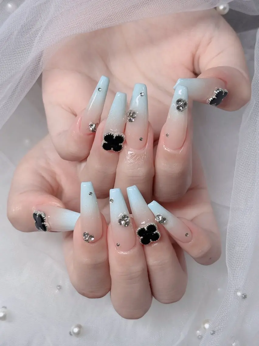 ネイル オーロラネイル フレンチネイル ジェルネイル ハロウィン キラキラネイル H.baby Nail Salonのネイルデザイン