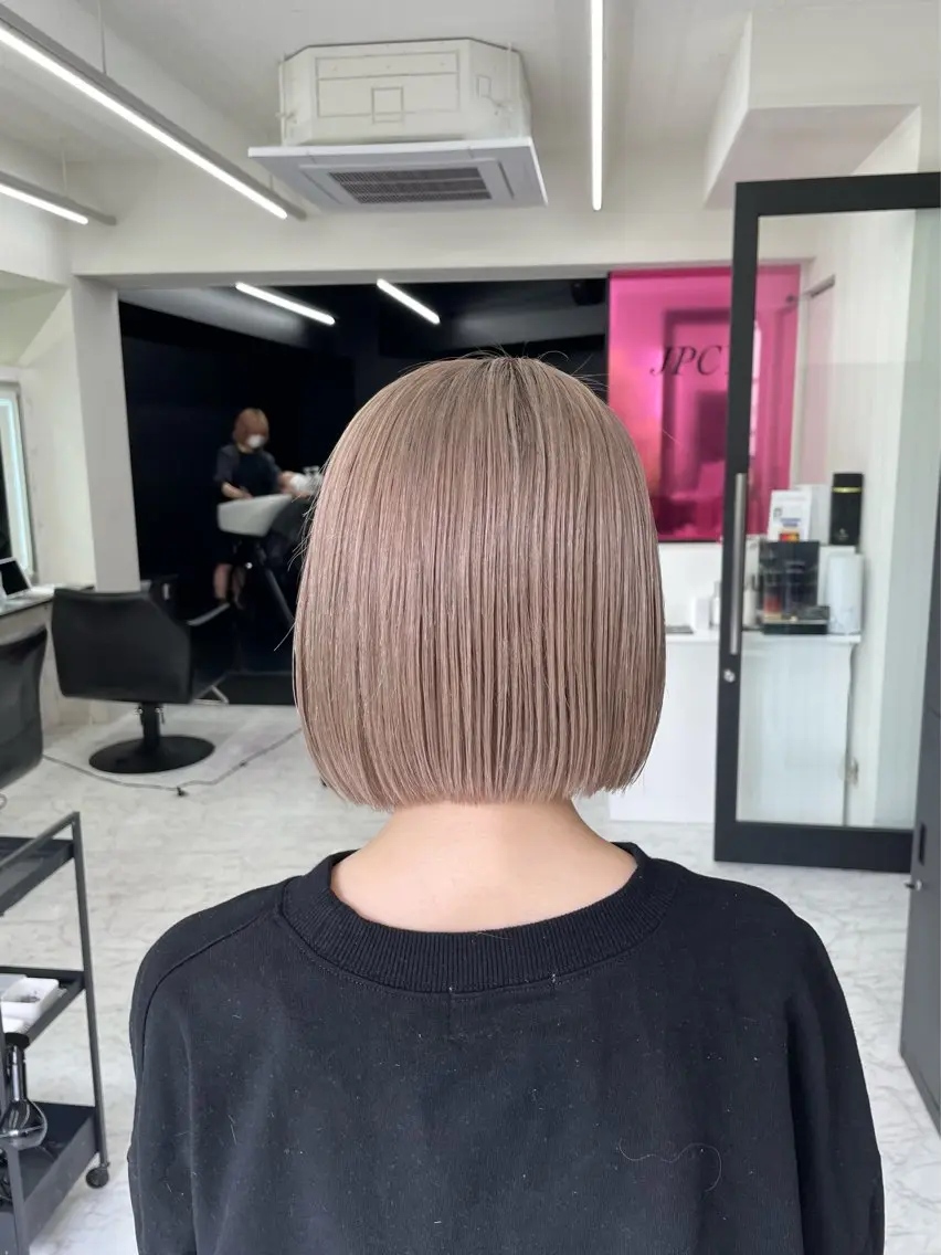 ショート カラー ベージュカラー ハイトーンカラー ミルクティーベージュ ヘアカラー JPCY MIRIYAのヘアスタイル
