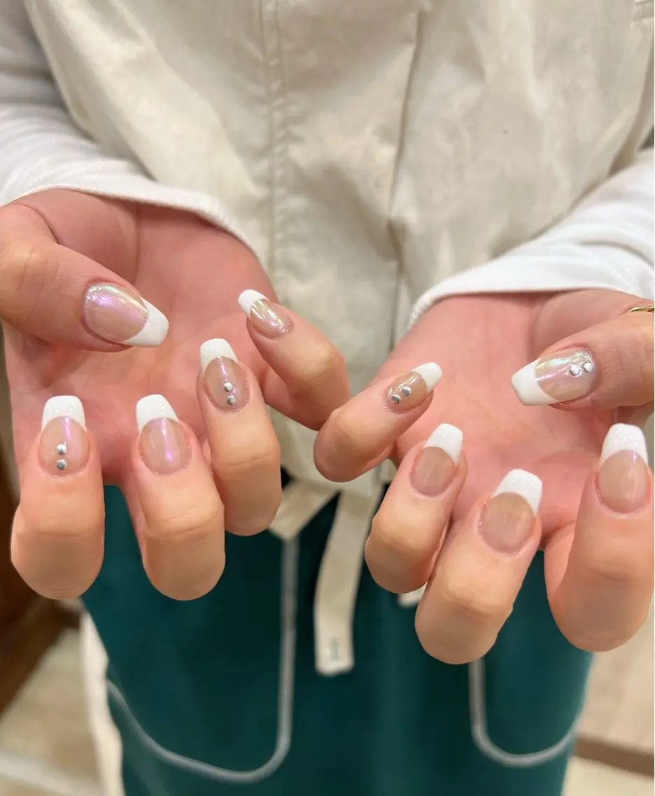 ネイル オーロラネイル フレンチネイル シンプルネイル 春ネイル ハンドネイル ヘアメイクネイリスト hidemi中目黒のヘアスタイル
