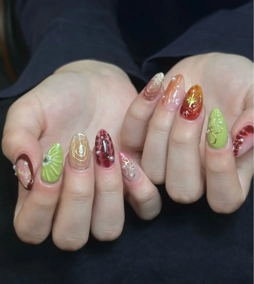 ネイル アートネイル ボルドー クリアネイル ジェルネイル ゴールド Iconic Nailのネイルデザイン