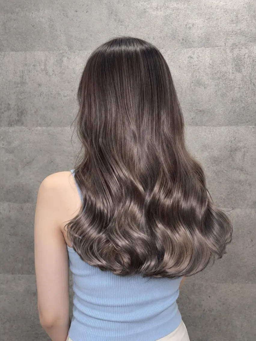 ロング レイヤーカット 🤍HIKARI🤍 ハイライトのヘアスタイル