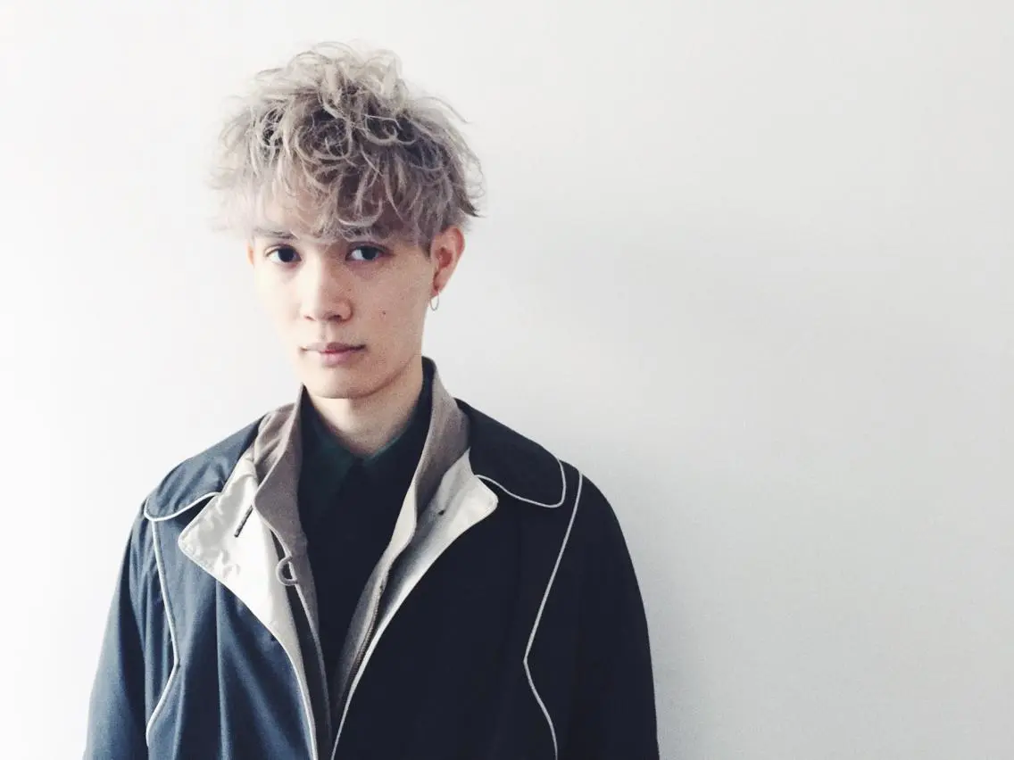 ミディアム カラー パーマ ヘアアレンジ メンズ ミディアムパーマ マッシュ メンズパーマ 小顔カット 松田 亮葉のヘアスタイル