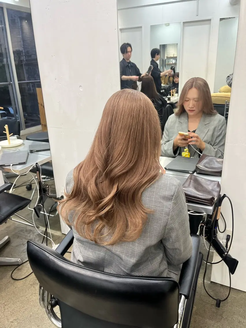 セミロング カラー ベージュカラー ブリーチ ミルクティーベージュ カット ヘアカラー 新宿 似合わせカラー HINAのヘアスタイル
