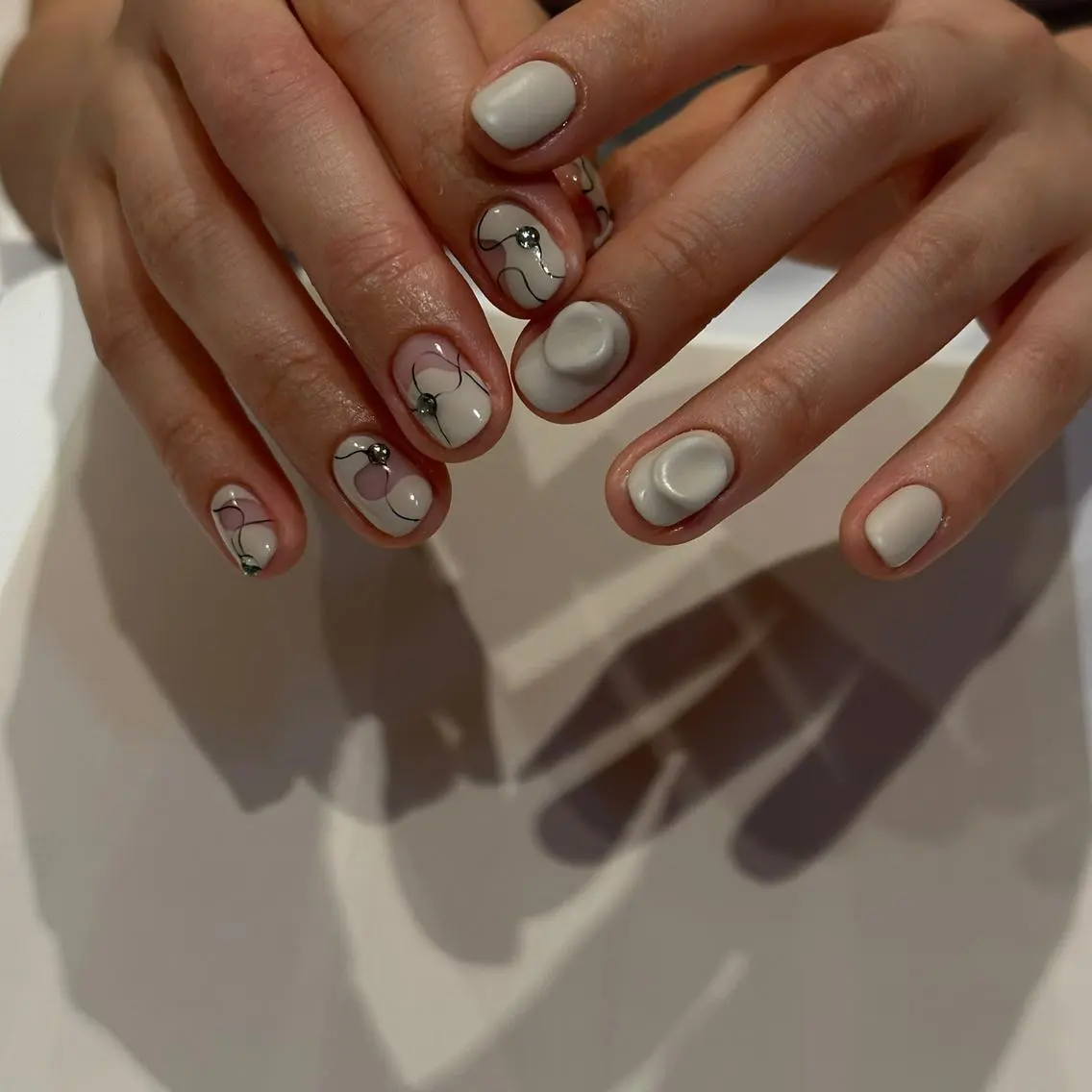 ショート カラー パーマ ヘアアレンジ メンズ キッズ ネイル マツエク・マツパ アイブロウ ニュアンスネイル ニュアンスパーマ ハンドネイル ar. harajukuのネイルデザイン