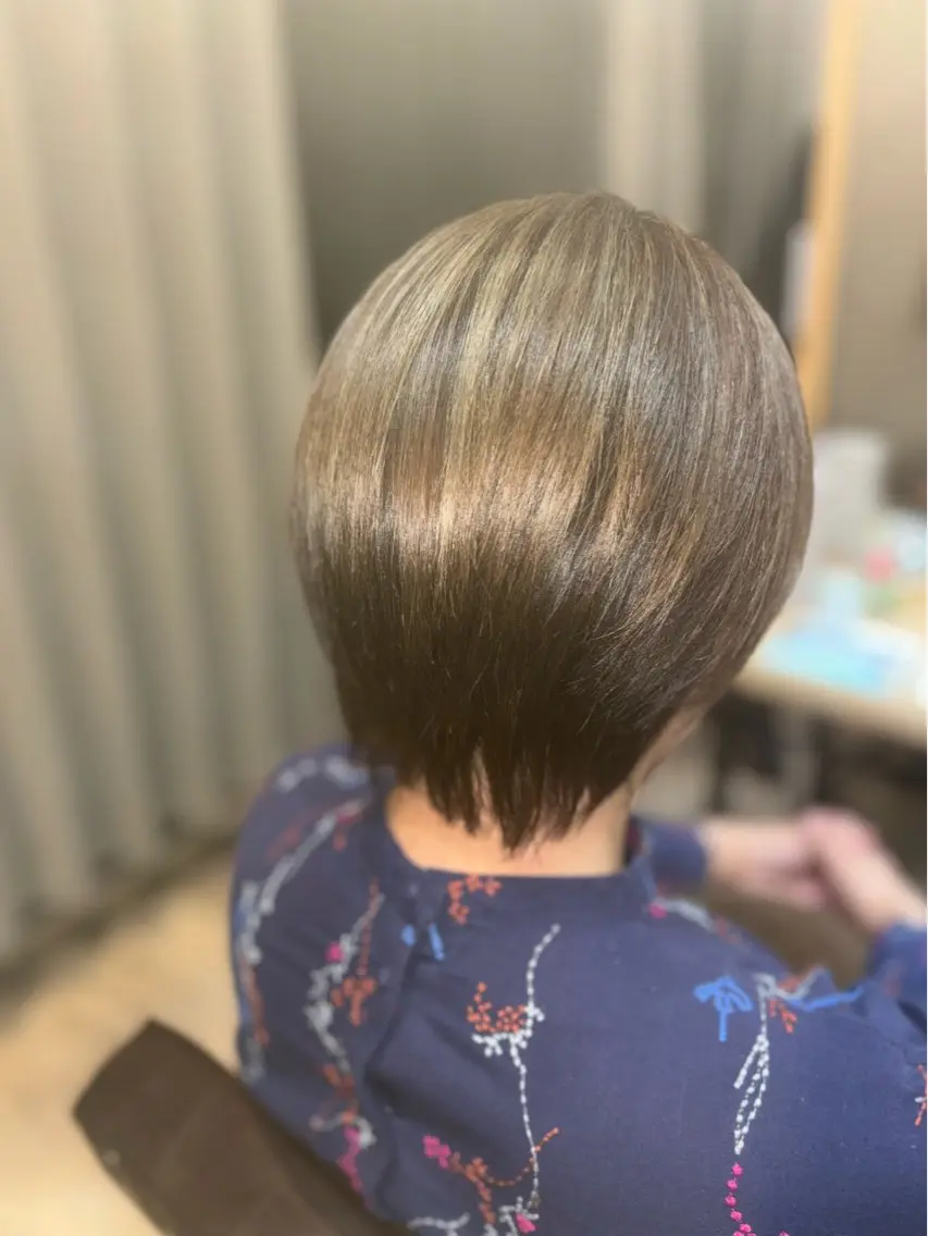 ショート カラー グレージュ イルミナカラー カット ヘアカラー トリートメント hair make powder 薮本のヘアスタイル