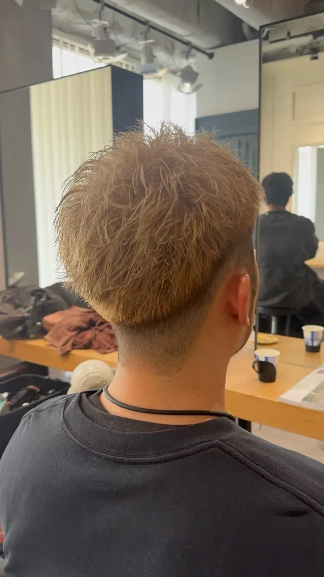 ショート カラー メンズ メンズブリーチ 刈り上げ ベージュカラー ブリーチ ケアブリーチ ヘアカラー EIGHT たまプラーザ三浦直輝のヘアスタイル