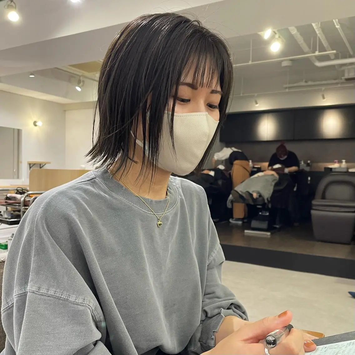 ショート カラー 切りっぱなしボブ グレージュ オリーブグレージュ オリーブグレー ボブ メンズカット メンズパーマのヘアスタイル