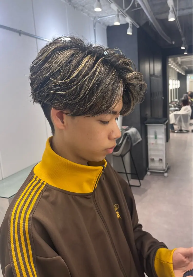 メンズ センターパート 刈り上げ 小出 彩水のヘアスタイル