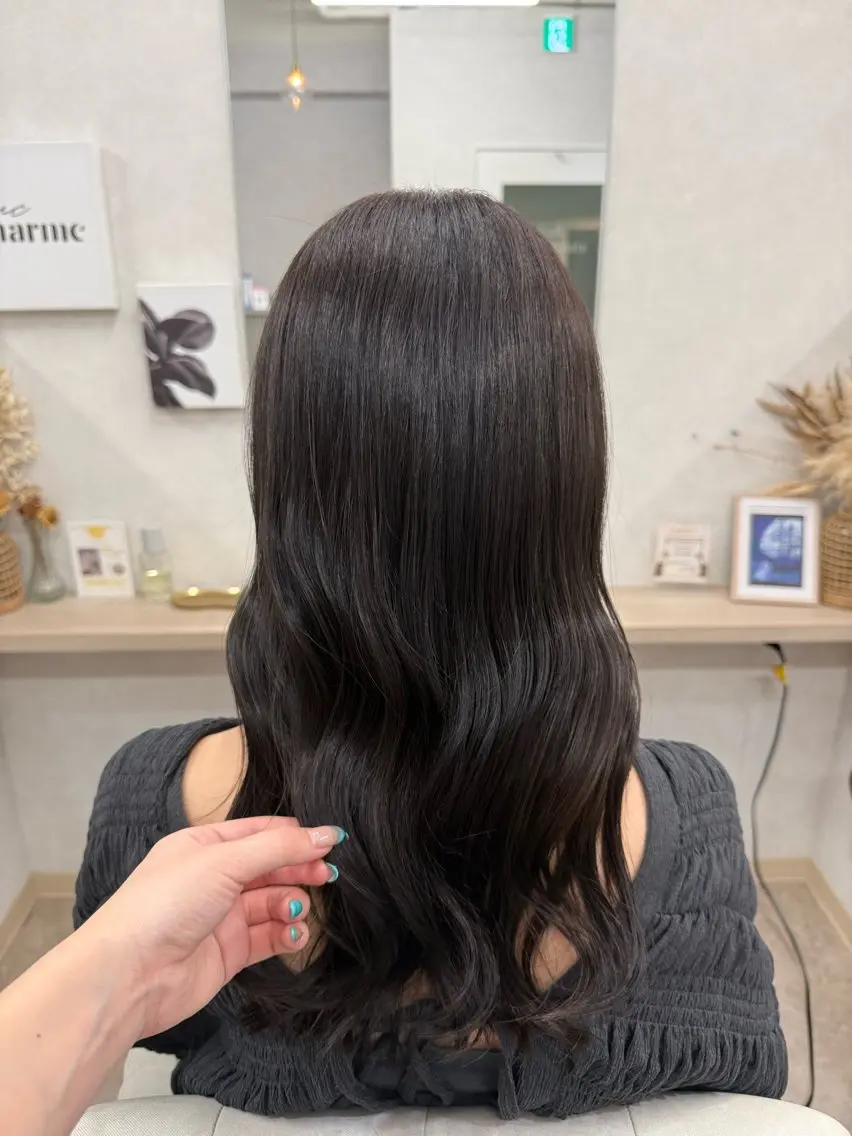 ロング カラー 炭屋 波音のヘアスタイル