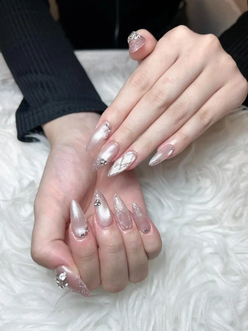 ネイル チークネイル ドット フレンチネイル グラデーション ハート ハンドネイル Eli Eli 新宿のネイルデザイン