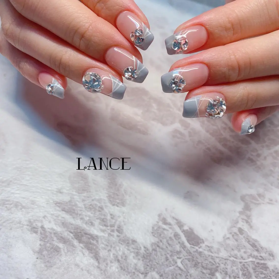 ミディアム ネイル オーロラネイル フレンチネイル ワンホンネイル 冬ネイル ハンドネイル Lance nailのネイルデザイン