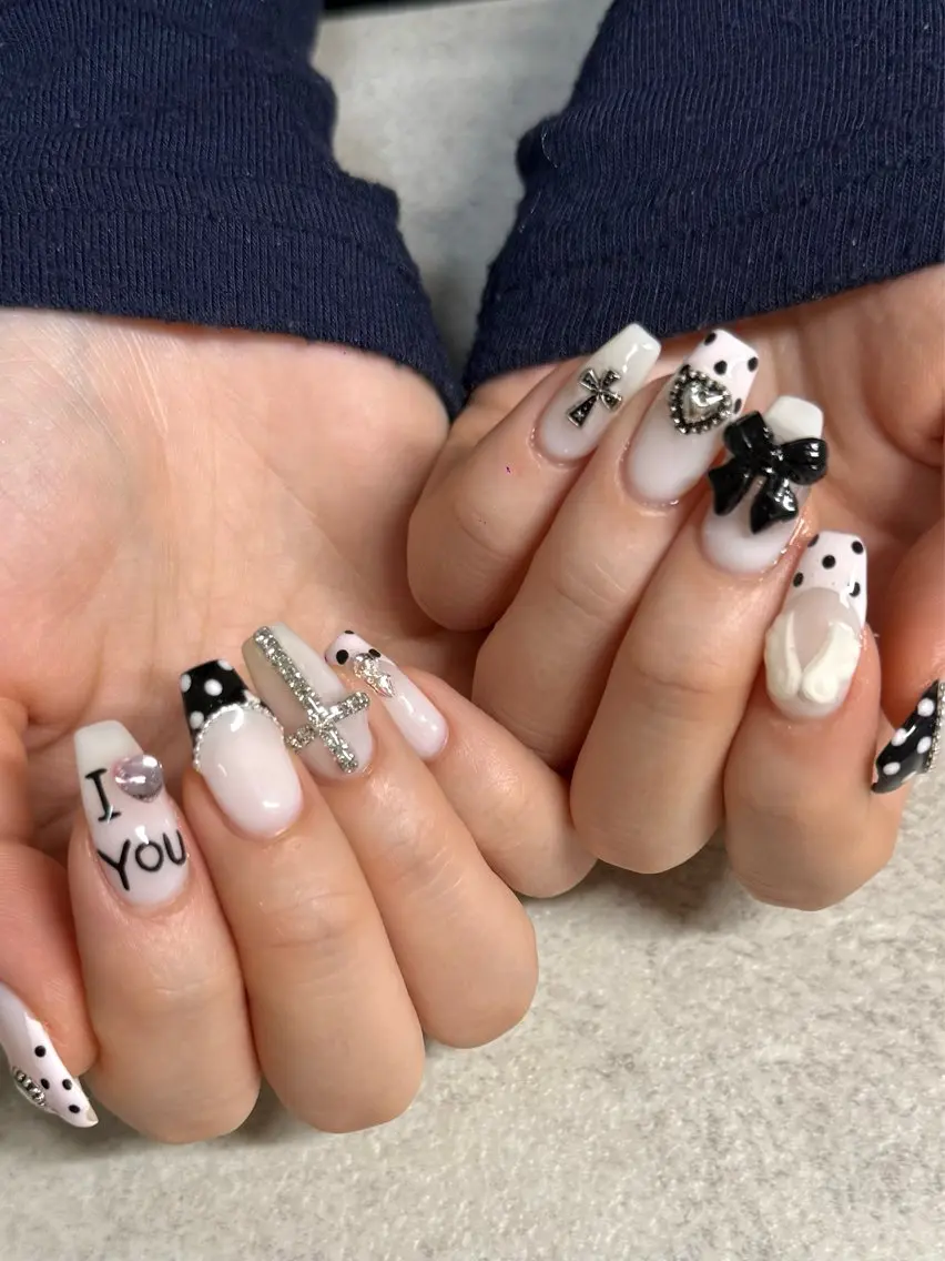 ネイル ハンドネイル ネイルルーム チャームのネイルデザイン