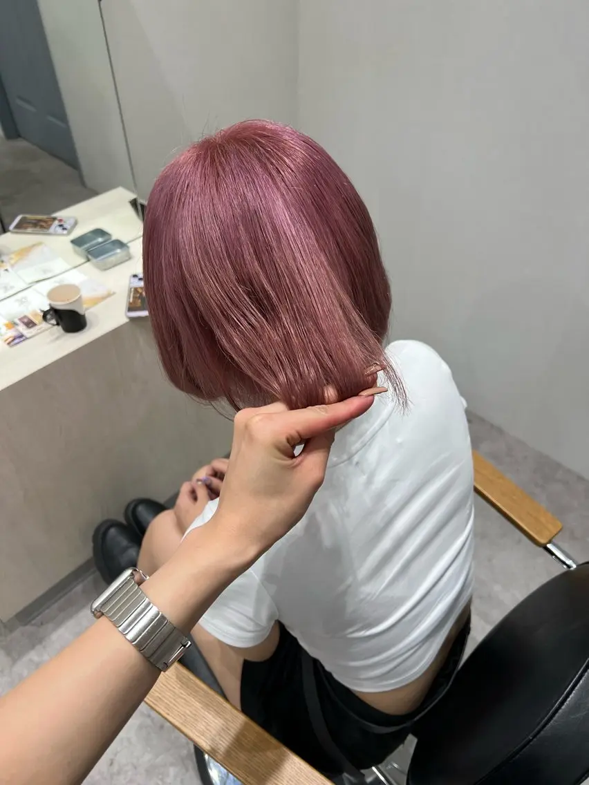 ショート カラー ベージュカラー ブリーチ ケアブリーチ デザインカラー ダブルカラー ヘアカラー アオリ/韓国風 ハイトーン/レイヤーのヘアスタイル