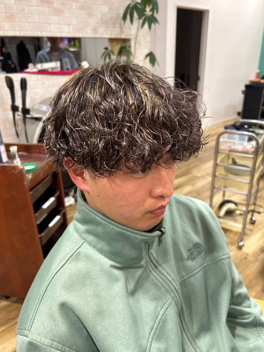 ミディアム カラー パーマ メンズ ミディアムパーマ メンズハイライト メンズパーマ プードルパーマ ハイライトカラー カット ヘアカラー パーマ 鶴田 将清のヘアスタイル
