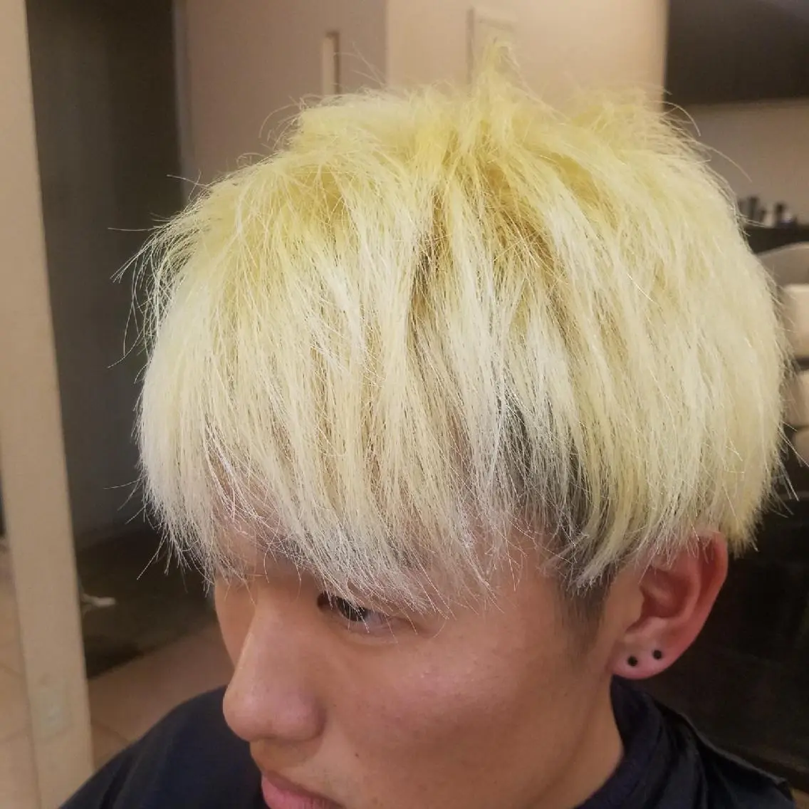 ミディアム カラー メンズ メンズブリーチ 黒髪 ブリーチ ヘアカラー 内村 純也のヘアスタイル
