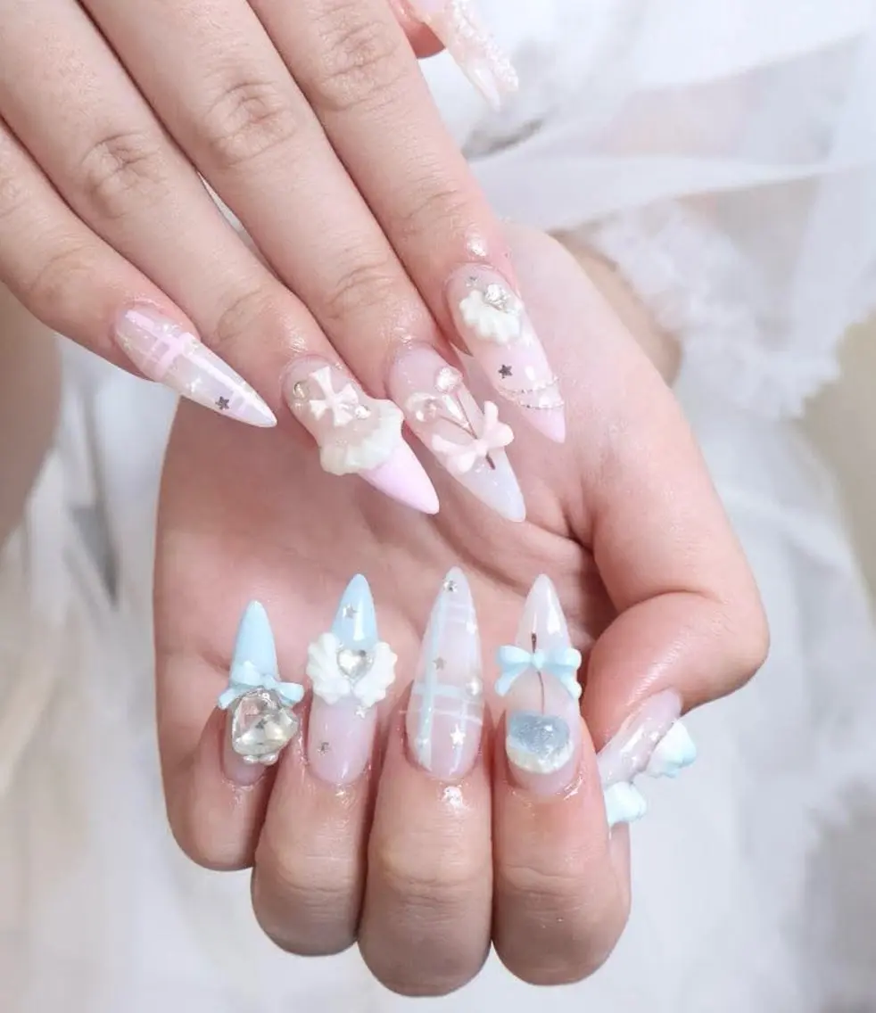 ネイル 長さ出し ガーリー キラキラネイル 韓国ネイル 水色 ハンドネイル ICE Nailsのネイルデザイン