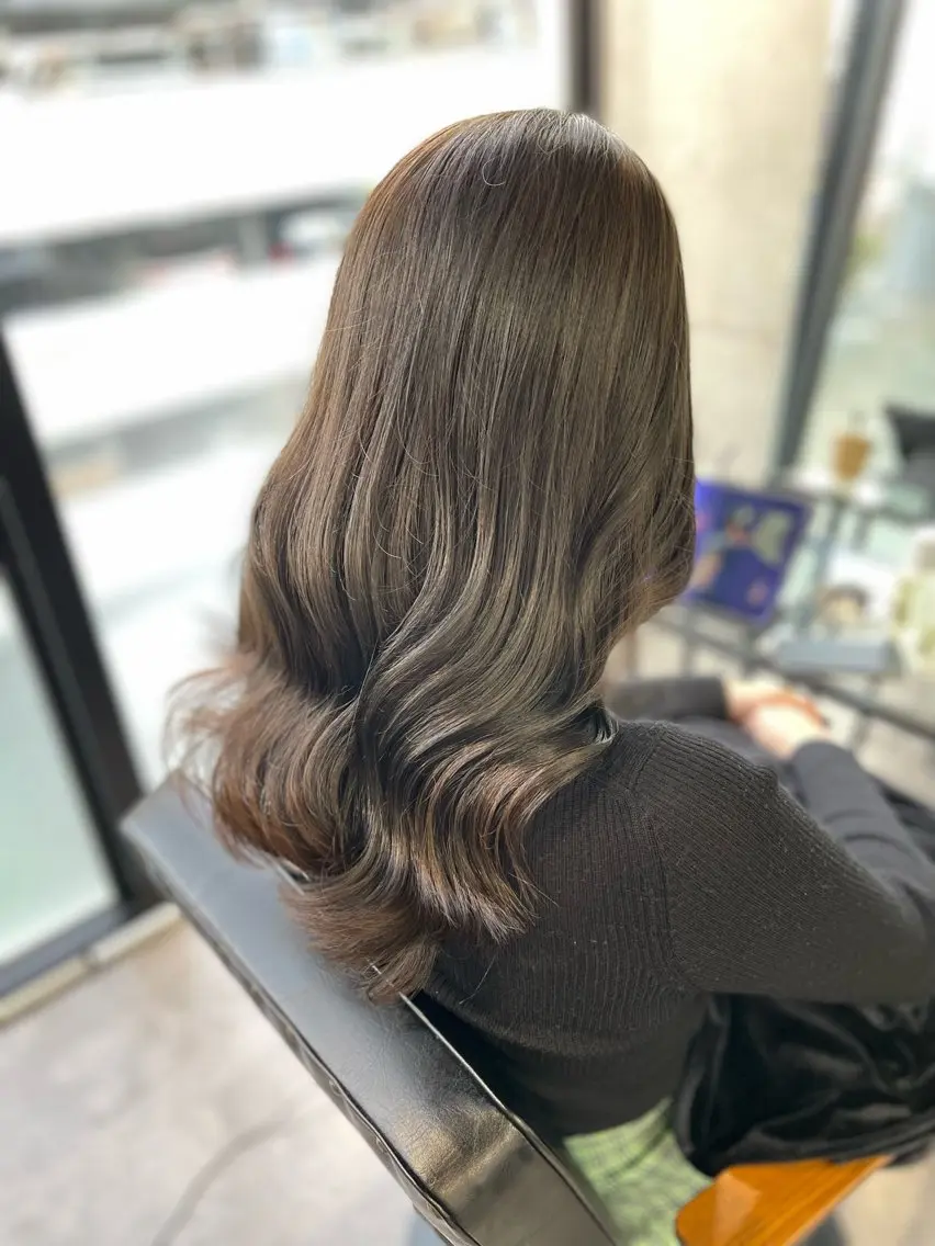 セミロング カラー ベージュカラー ハイトーンカラー オリーブベージュ 髪質改善/堀江 ケアカラーtoshiのヘアスタイル