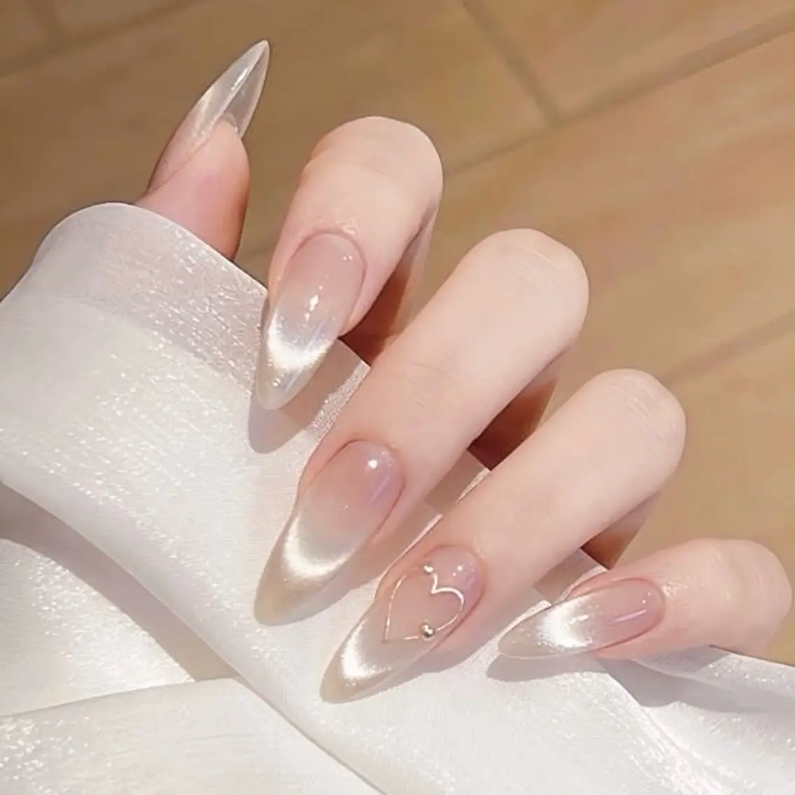 ネイル ジェルネイル グラデーション ハート キラキラネイル 韓国ネイル ハンドネイル ハンドケア Blingg NailStudioのネイルデザイン