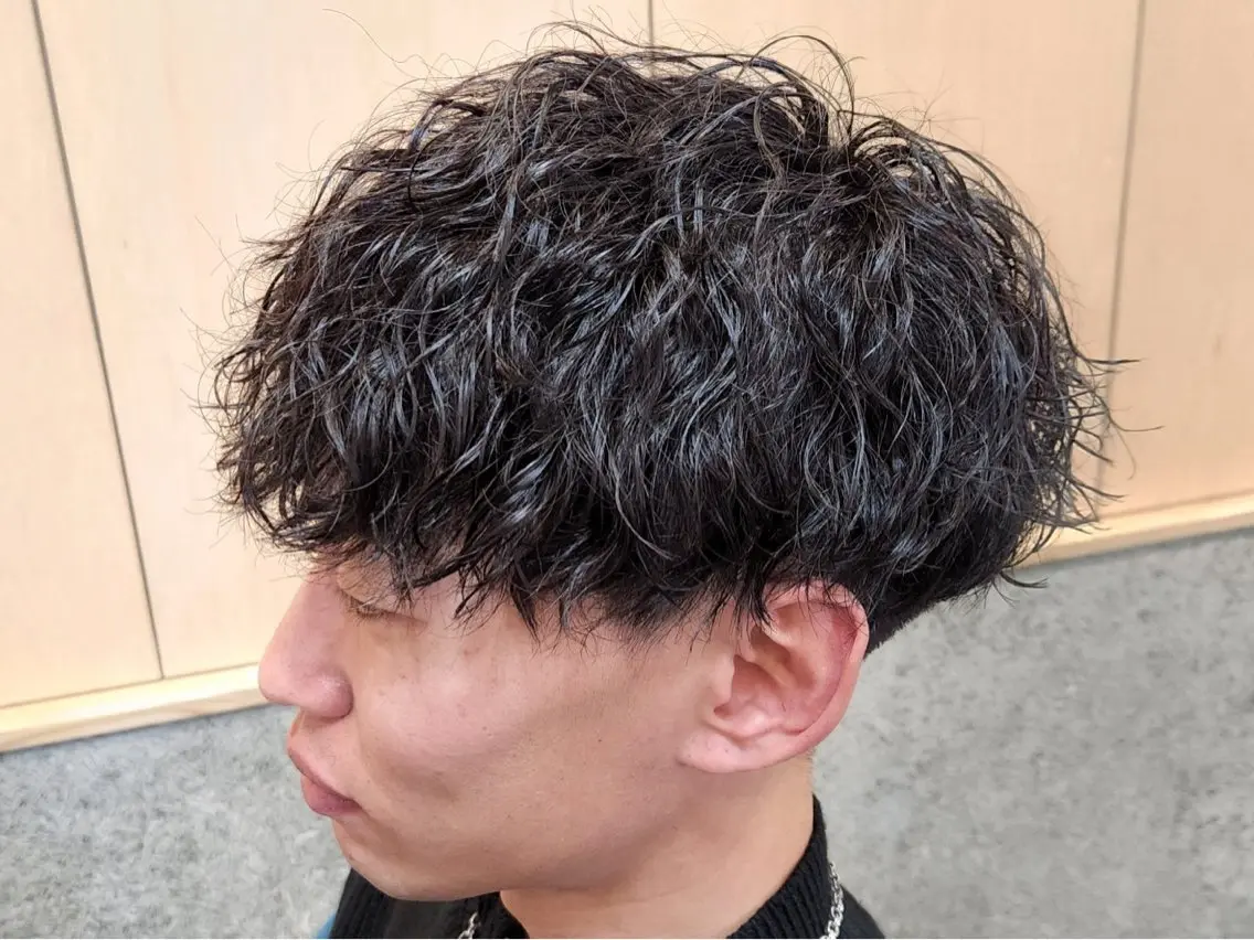 ショート パーマ メンズ マッシュ メンズパーマ 波巻きパーマ スパイラルパーマ 原口 颯太のヘアスタイル