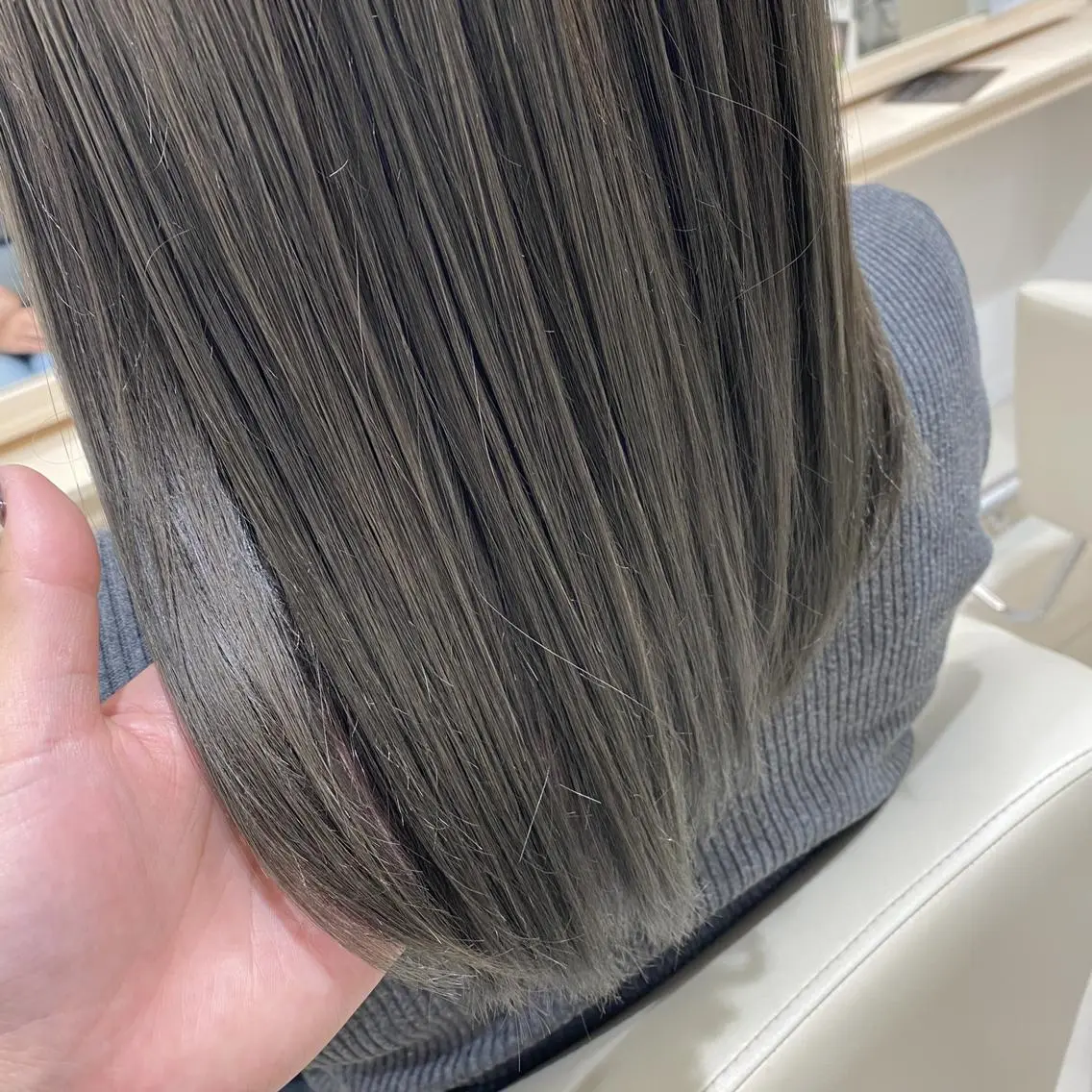 ミディアム アッシュ ヘアカラー トリートメント カぺリベラ 寝屋川店のヘアスタイル