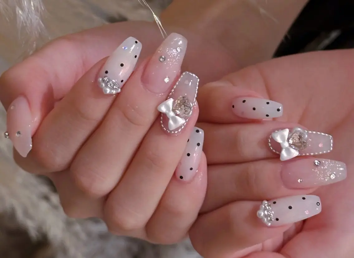 ネイル フレンチネイル ジェルネイル ガラスフレンチ キラキラネイル ロングネイル ハンドネイル Queeens nailのネイルデザイン