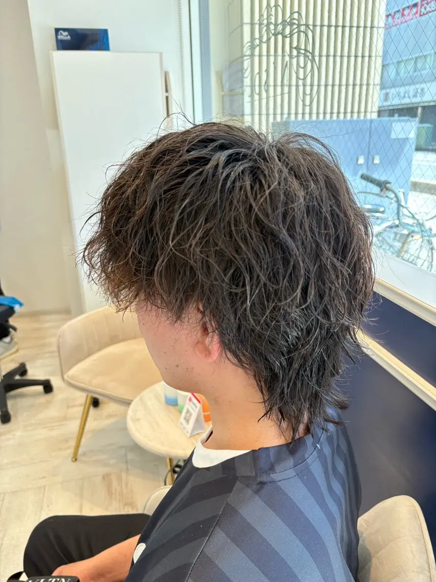 パーマ メンズ メンズパーマ ツイストスパイラルパーマ メンズウルフカット ウルフカット スパイラルパーマ 大槻 ハルカのヘアスタイル
