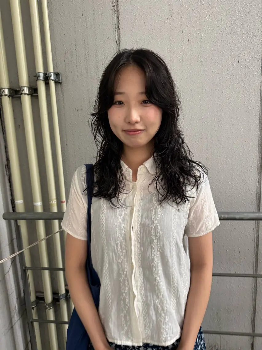 ロング パーマ 伸ばしかけ ロング カット パーマ 杏華レイヤー/ パーマ/ハイトーンのヘアスタイル