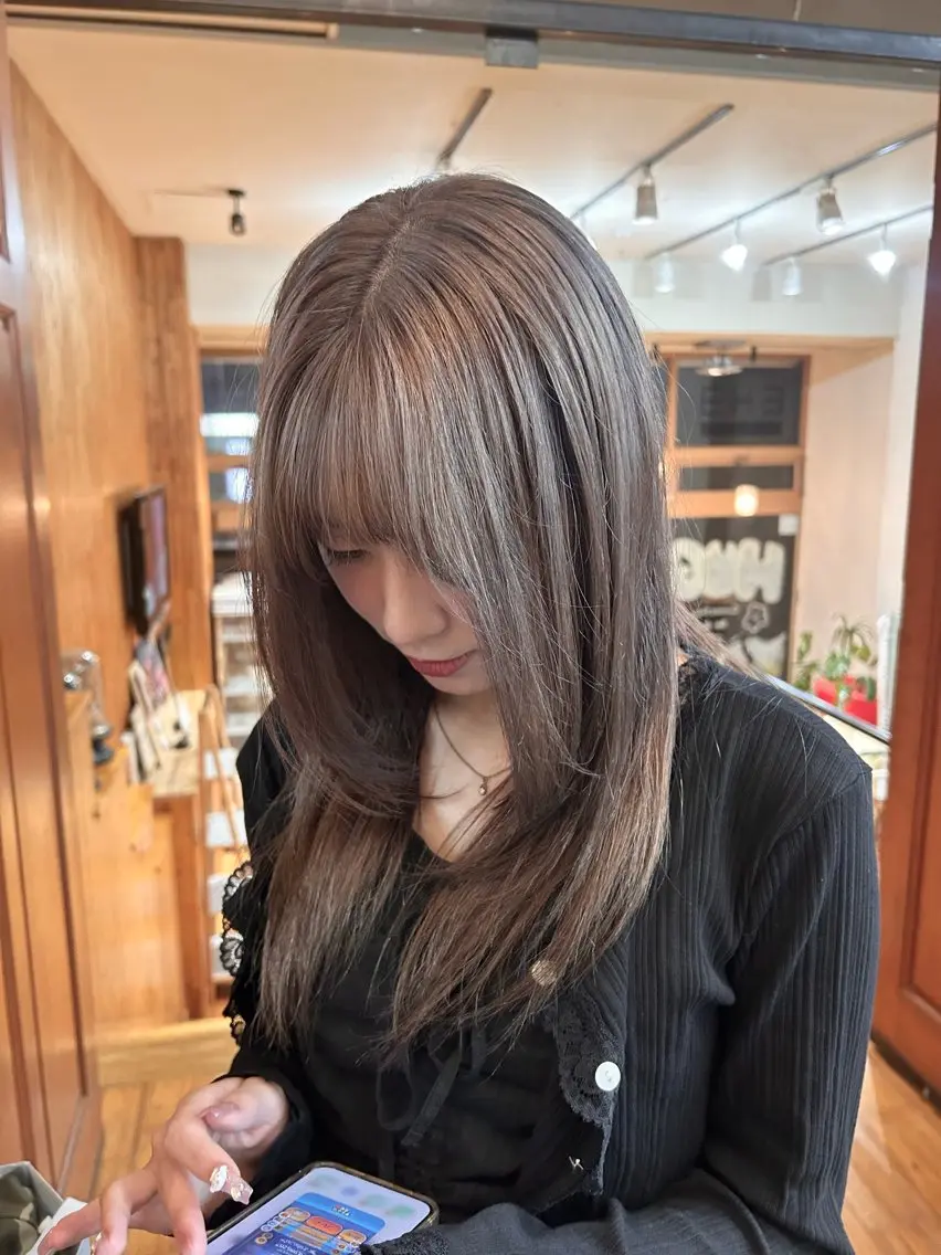 ロング カラー ブリーチ グレージュ ヘアカラー 金澤 希空のヘアスタイル
