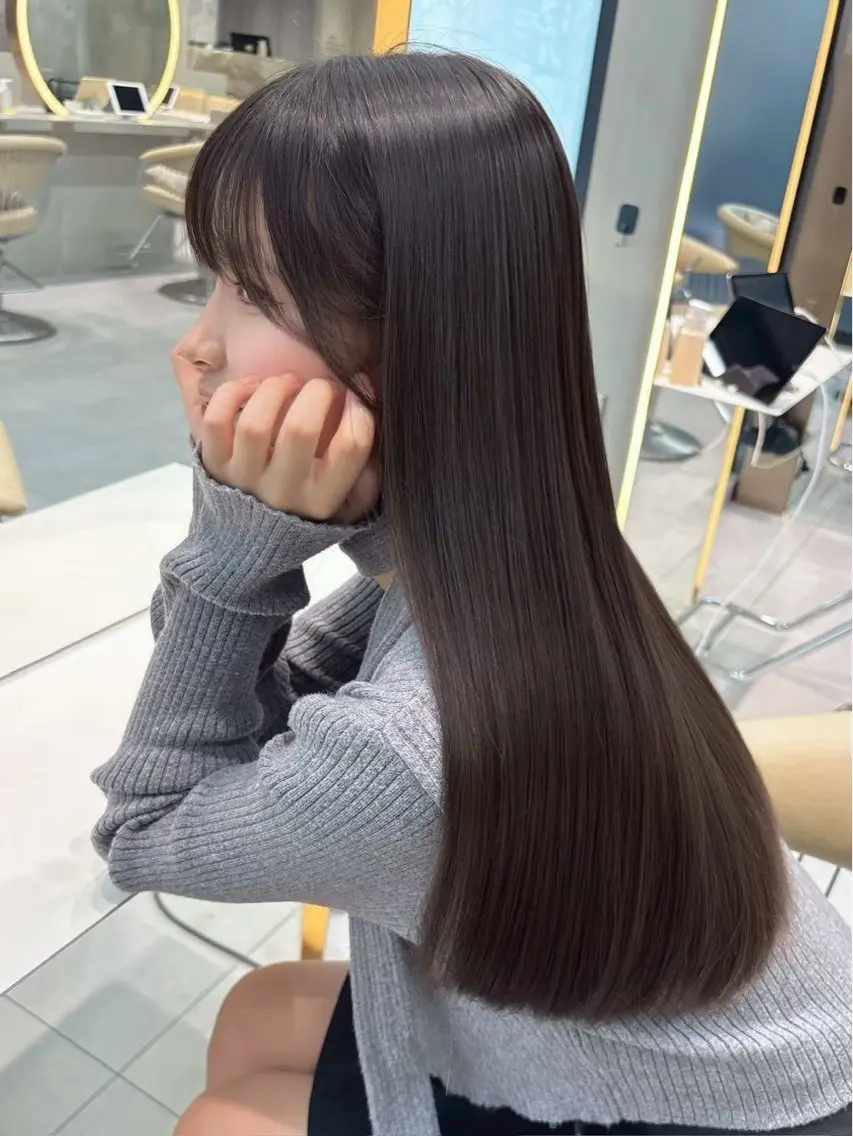 ロング tomoya 透明感のグレージュのヘアスタイル