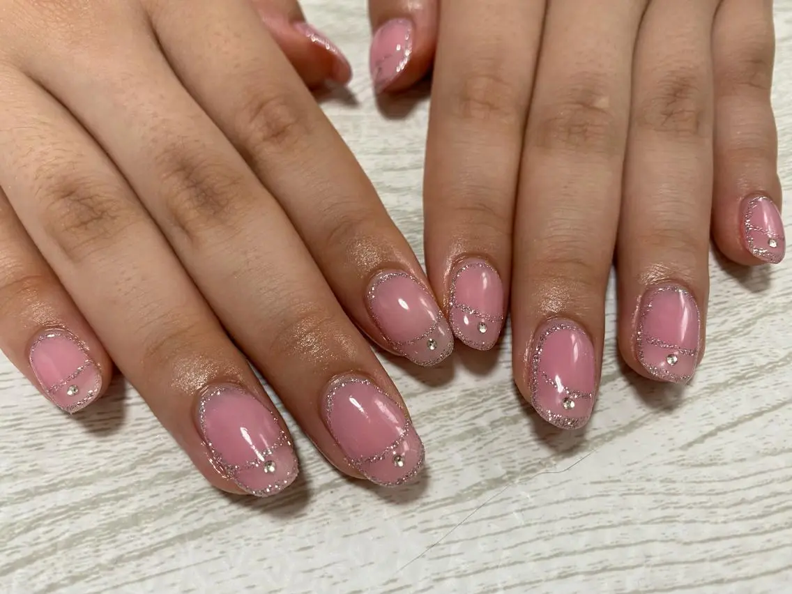 ネイル フレンチネイル ラメ(グリッター) ピンク シルバー ハンドネイル Ulu Nail 🌱MOMOKAのネイルデザイン