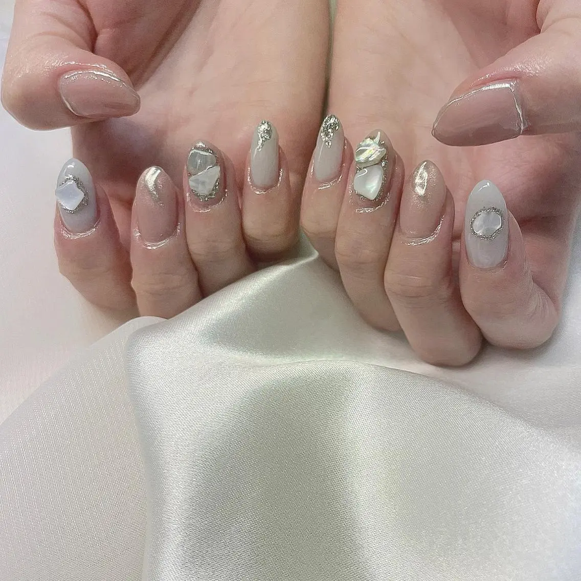 カラー ネイル ベージュカラー ブルーカラー ミント ブルー ラメ(グリッター) 𓂃🦢Aurora Swan🌙𓂃のネイルデザイン